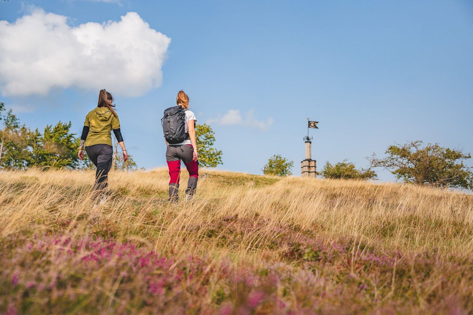 Frauen wandern am Osterkopf in Willingen
