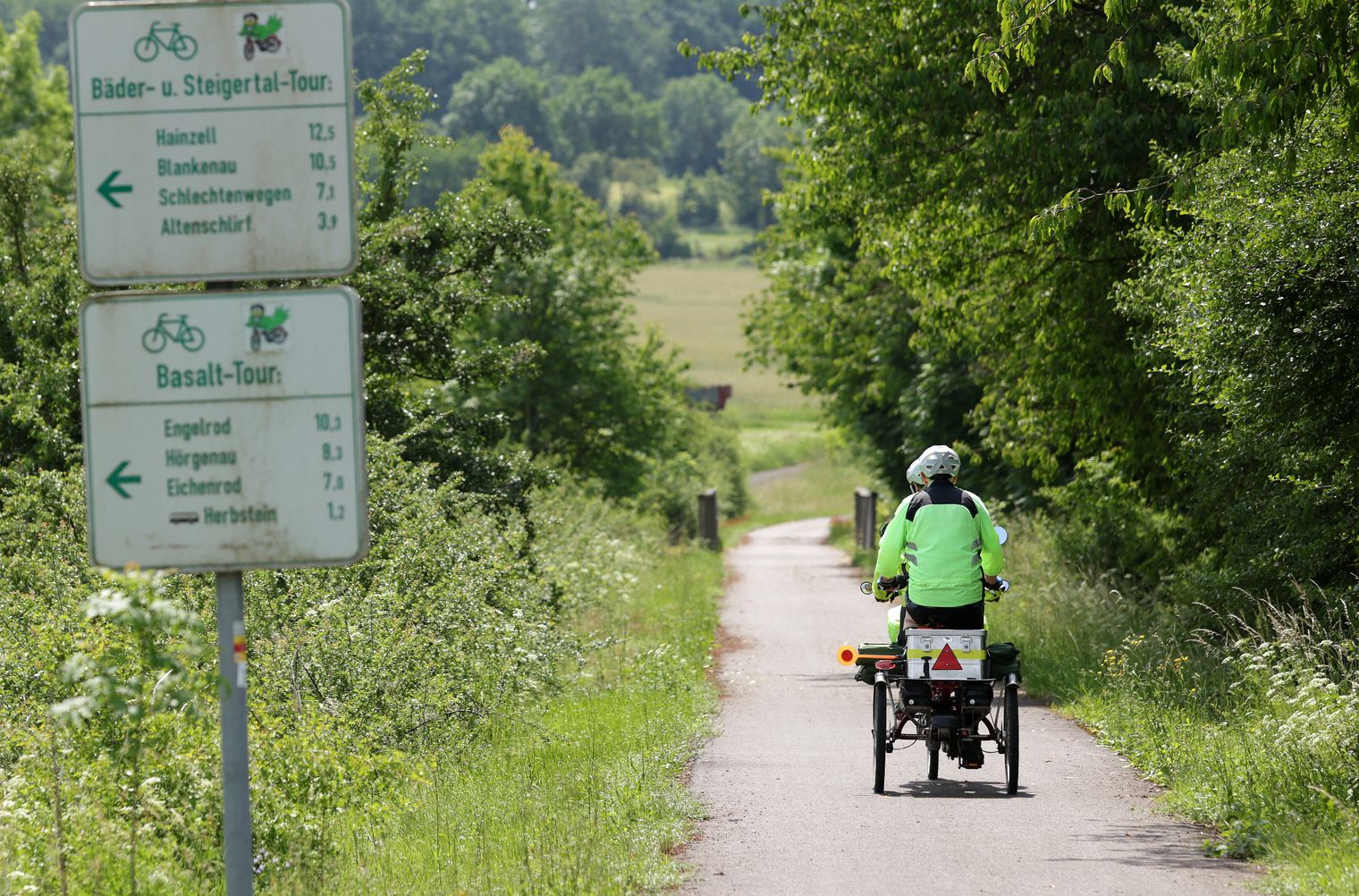 Ein asphaltierter Radweg mit einem Fahrradfahrer